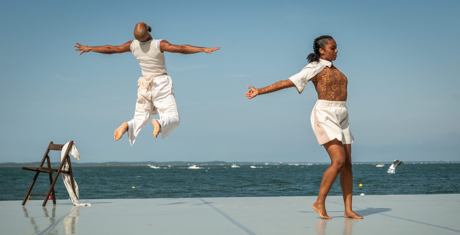 France, Arcachon, 2025-09-20. Cadence – Summer Dance Festival in Nouvelle-Aquitaine, held on the beach of Arcachon. Several companies perform on an open-air stage facing the ocean. The audience enjoys contemporary dance, music, and artistic expression in a vibrant seaside atmosphere. Photograph by Fabrice HEBERT / Collectif DR. France, Arcachon, 2025-09-20. Festival de danse Cadence – L Estival de danse en Nouvelle-Aquitaine sur la plage d’Arcachon. Plusieurs compagnies se produisent sur une scene ephemere installee face à l’ocean. Le public assiste aux spectacles en plein air, profitant d’une atmosphere estivale melant danse contemporaine, musique et emotion au bord de l’eau. Photographie de Fabrice HEBERT / Collectif DR.