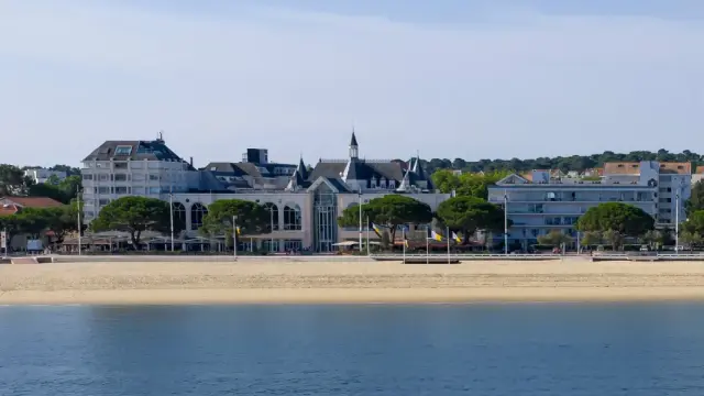 Vue du Bassin sur le Palais des Congrès