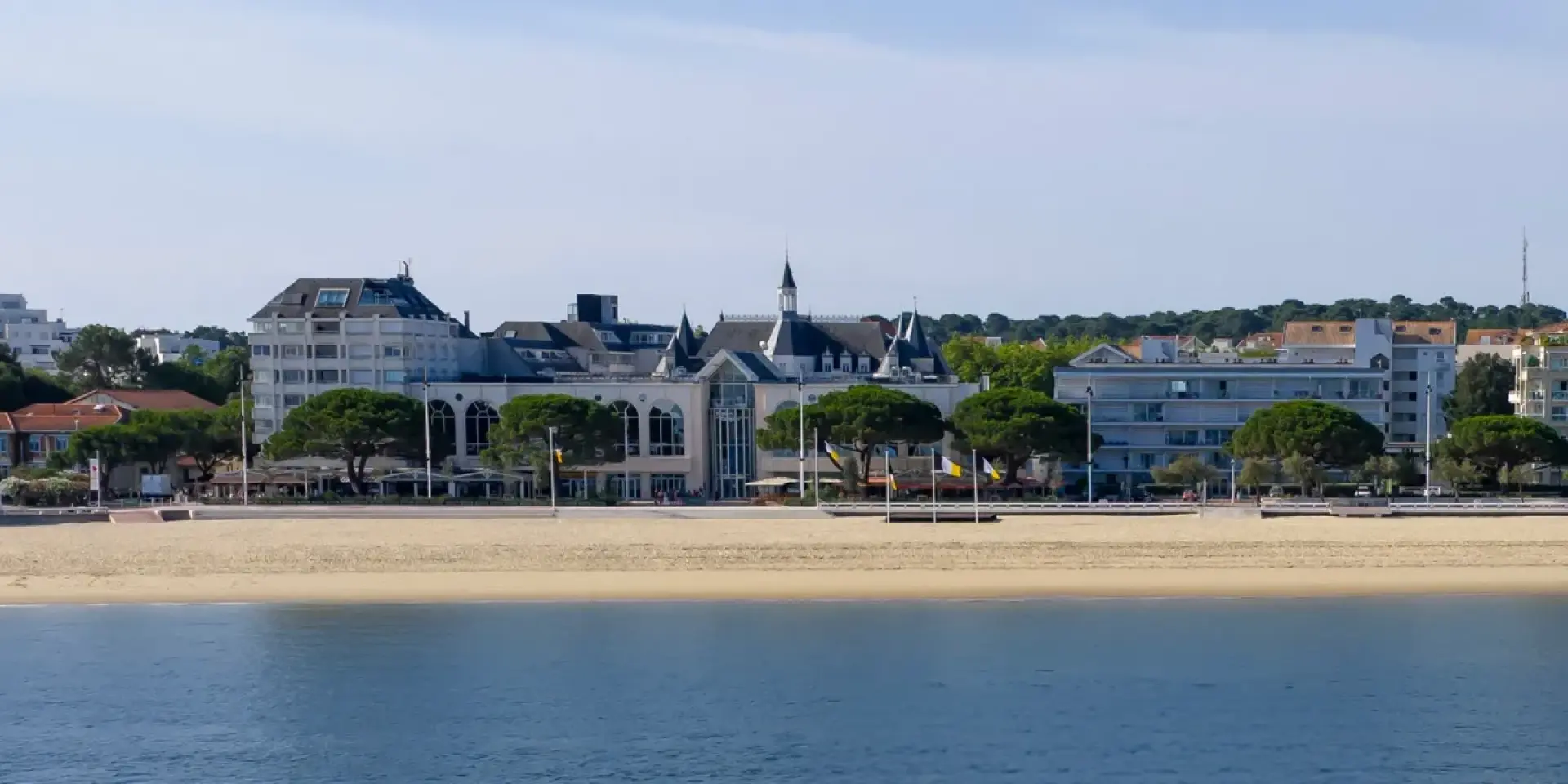Vue du Bassin sur le Palais des Congrès
