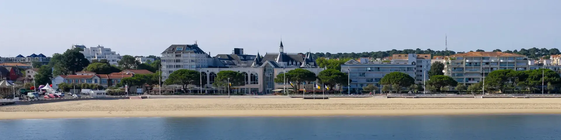 Vue du Bassin sur le Palais des Congrès