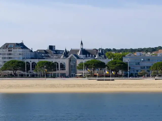 Vue du Bassin sur le Palais des Congrès